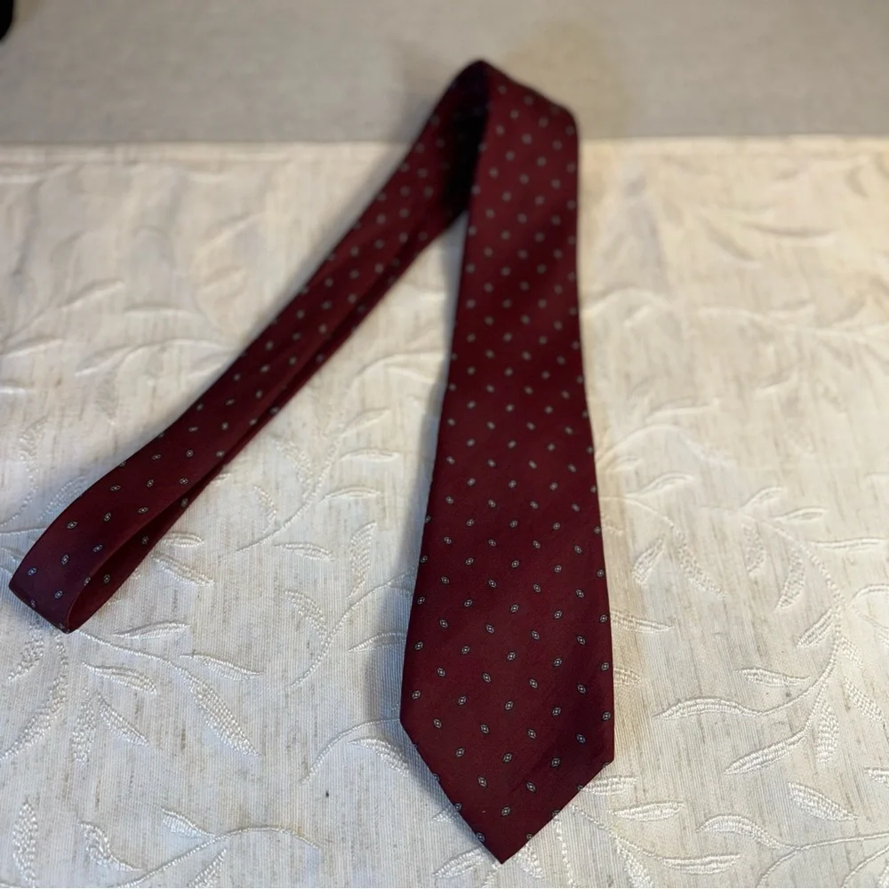 Austin Reed All Silk 1980’s Power Tie. Burgundy foulard pattern. Made in Italy‎